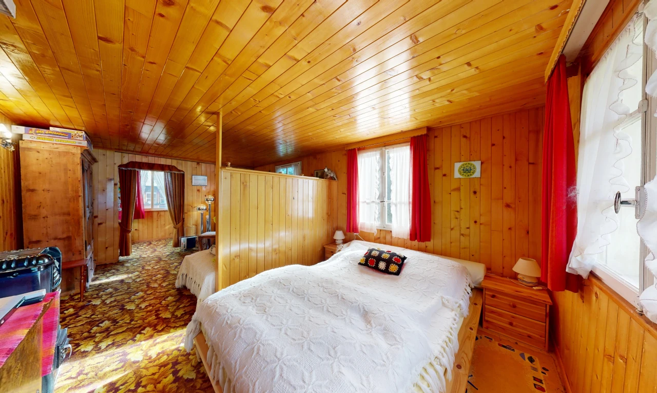 chambre avec dated wood wall, mur en bois, wood wall, lumière naturelle, et plafond en bois
