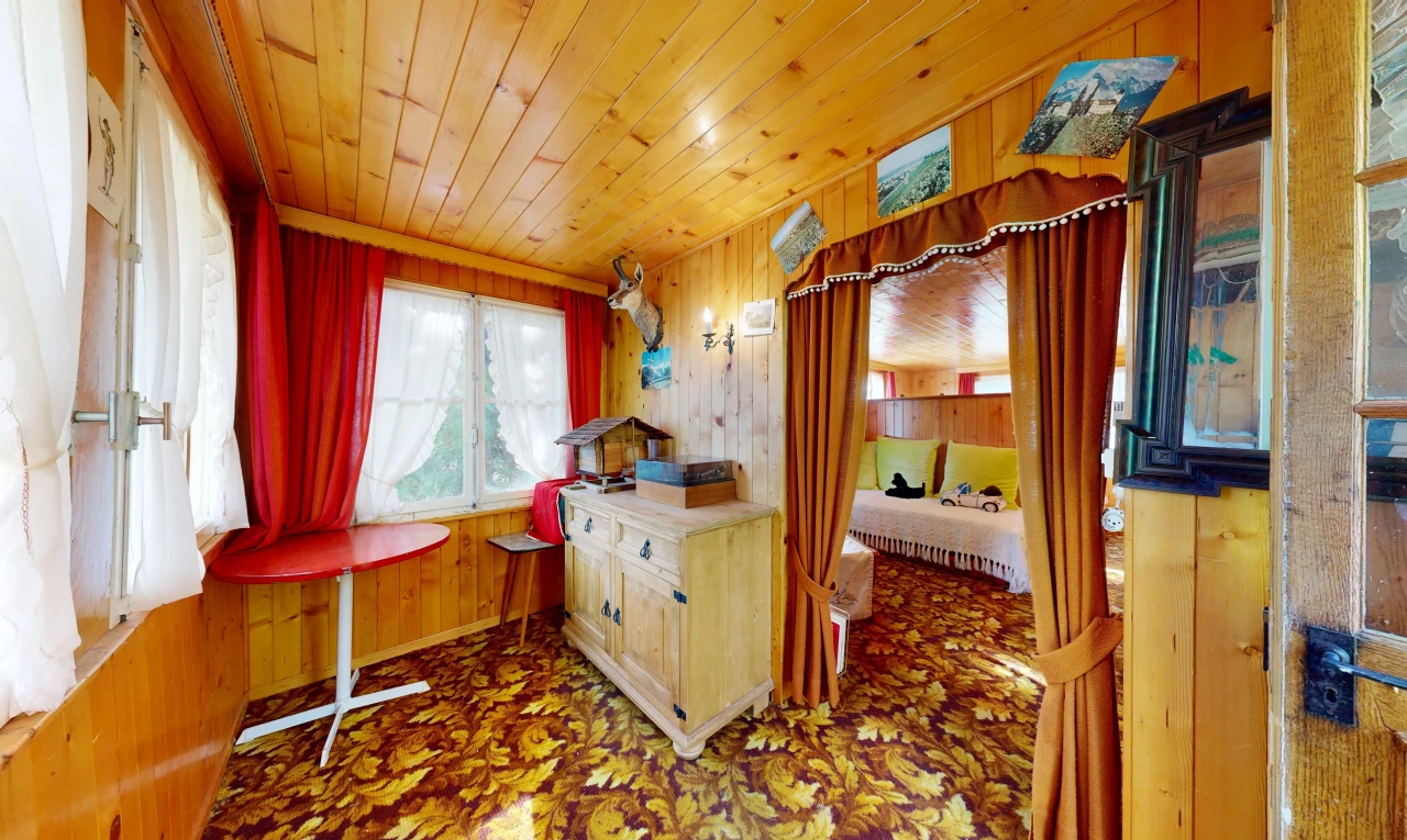 chambre avec wood wall, mur en bois, dated wood wall, wood ceiling, et plafond en bois
