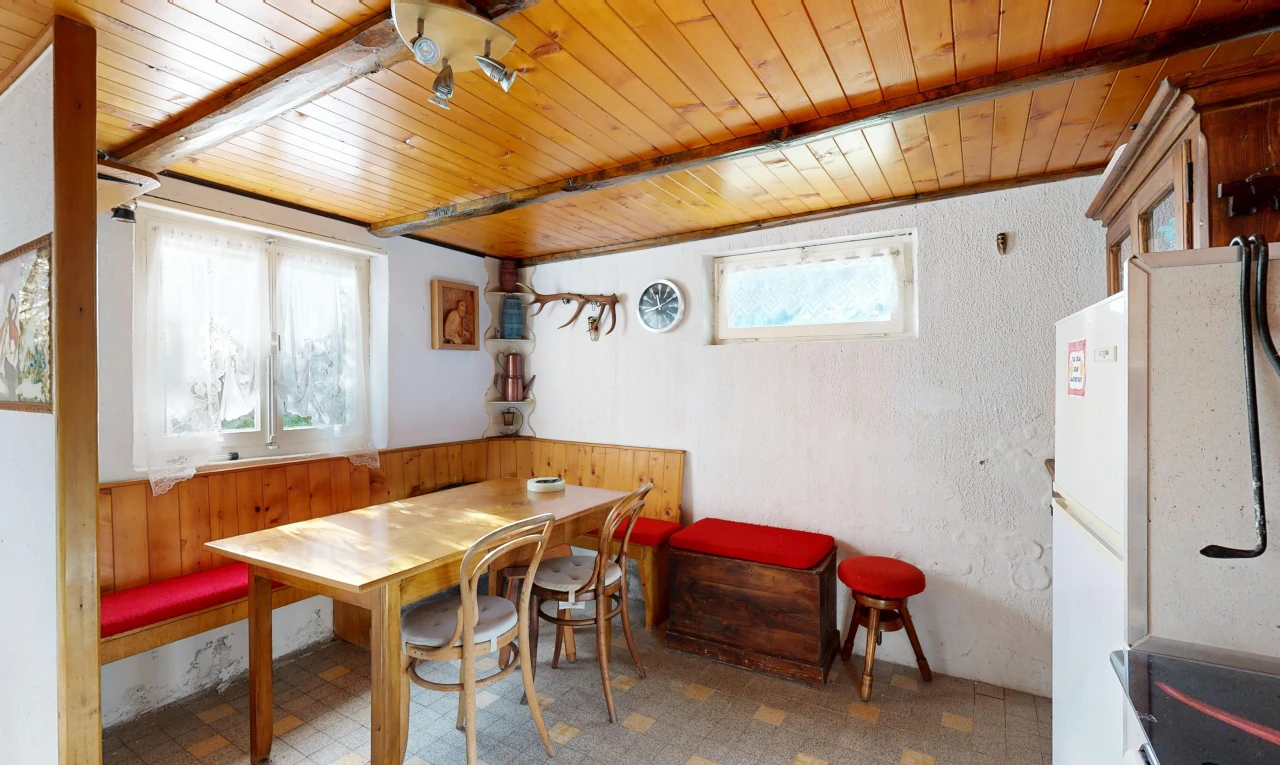 salle à manger avec coin petit-déjeuner, éclairage sur rail, vinyl floor, sol en vinyle, et vinyl tile