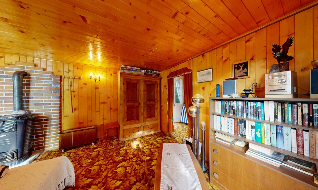 salon avec dated wood wall, wood wall, mur en bois, wood ceiling, et plafond en bois