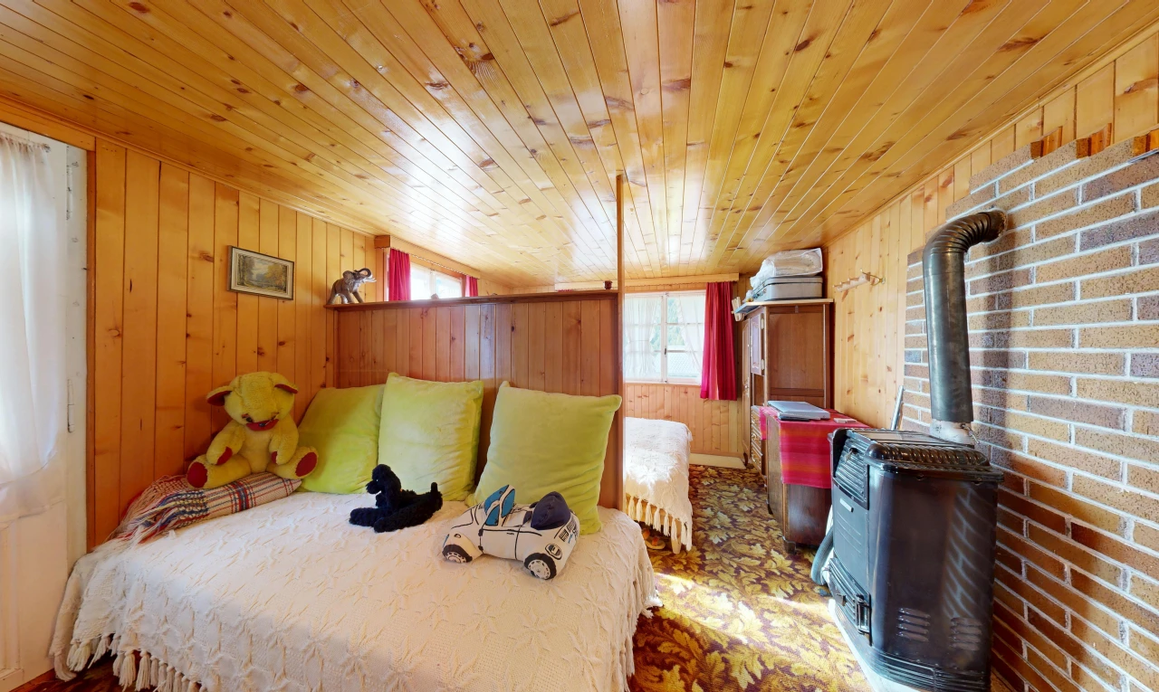chambre avec poêle à bois, inside property, plafond en bois, wood ceiling, et mur en bois