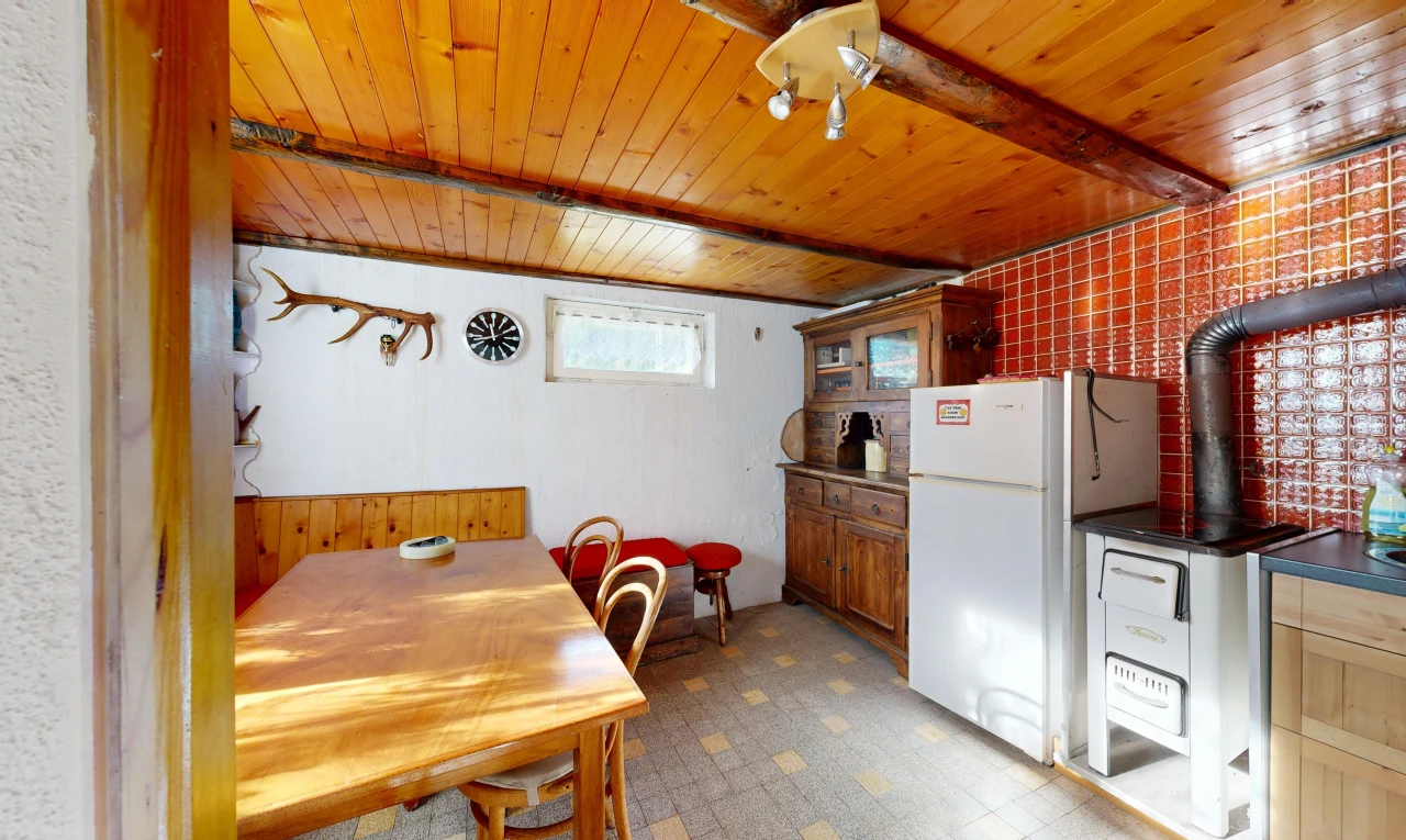 cuisine avec vinyl floor, sol en vinyle, éclairage sur rail, vinyl tile, et réfrigérateur