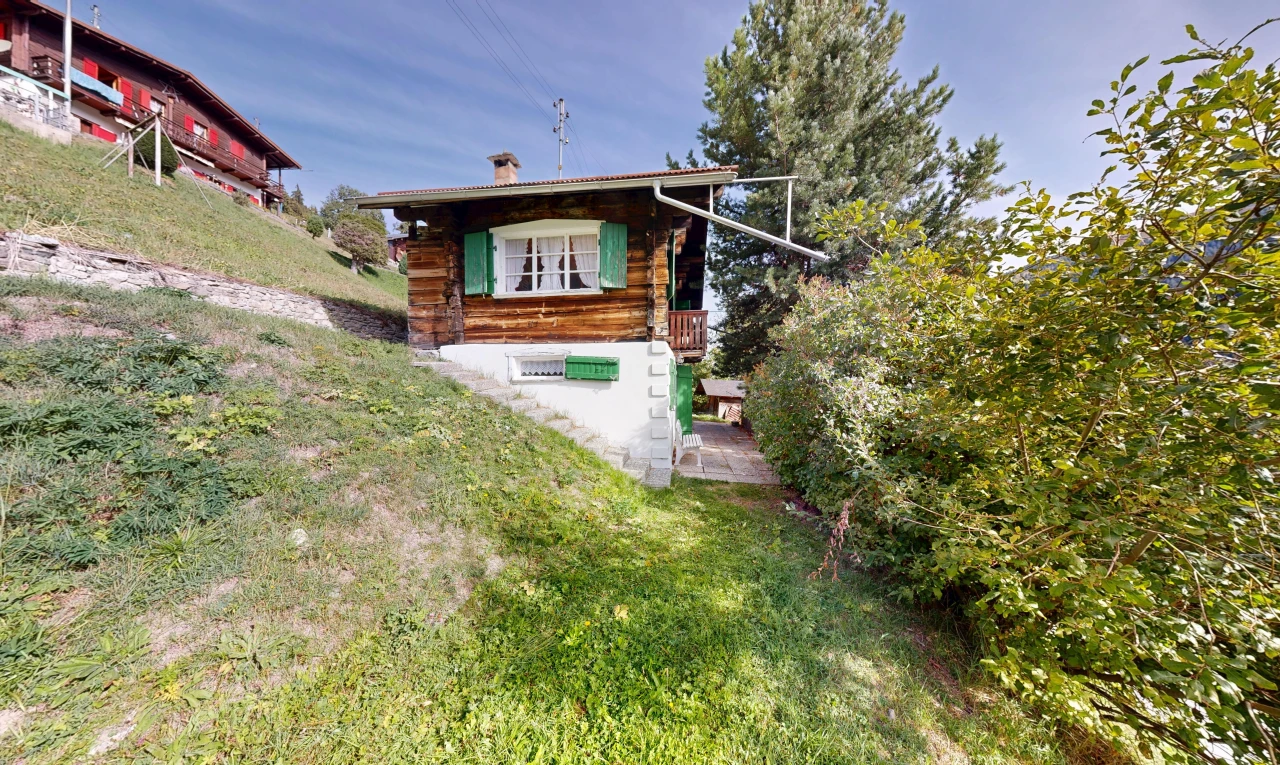 façade avec property visible, bardage horizontal, pelouse, from property, et day time