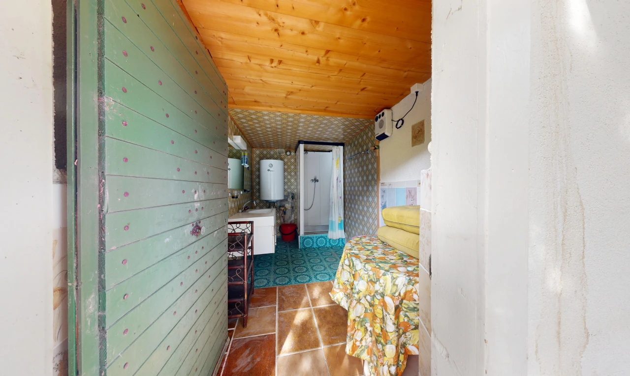 espace intérieur avec plafond en bois, wood ceiling, chauffe-eau, inside property, et mur en papier peint