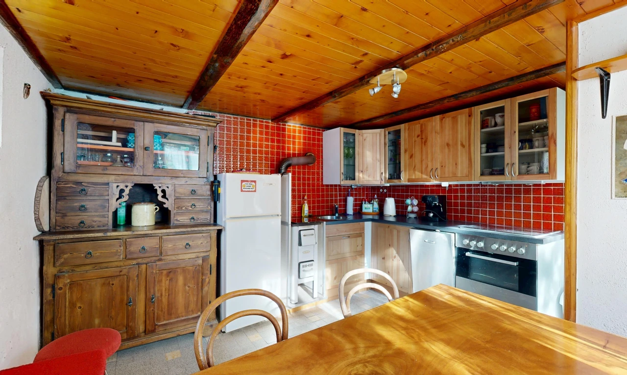 cuisine avec glass insert cabinets, armoires avec insert en verre, réfrigérateur, light floor, et four