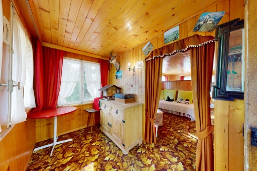 chambre avec wood wall, mur en bois, dated wood wall, wood ceiling, et plafond en bois