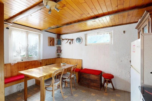 salle à manger avec coin petit-déjeuner, éclairage sur rail, vinyl floor, sol en vinyle, et vinyl tile