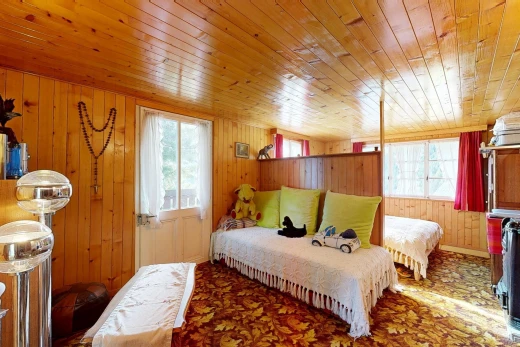 chambre avec dated wood wall, mur en bois, wood wall, moquette, et carpet