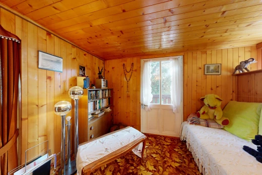 chambre avec wood ceiling, plafond en bois, dated wood wall, wood wall, et mur en bois
