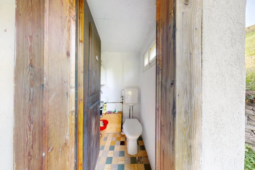 salle de bains avec vinyl floor, sol en vinyle, vinyl tile, toilette, et light floor