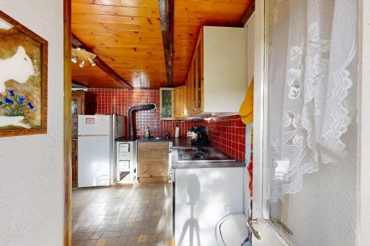 cuisine avec plafond en bois, wood ceiling, réfrigérateur, plans de travail, et dark countertops