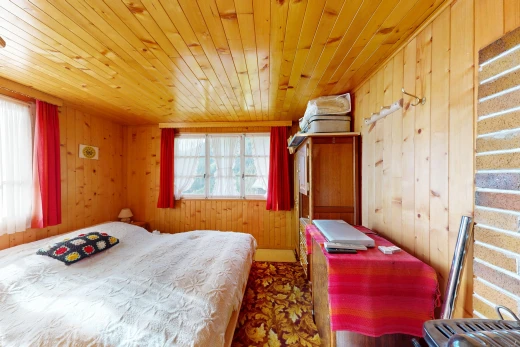 chambre avec dated wood wall, wood wall, mur en bois, wood ceiling, et plafond en bois