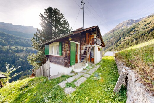 façade avec mountain view, vue sur la montagne, property visible, power lines view, et escaliers