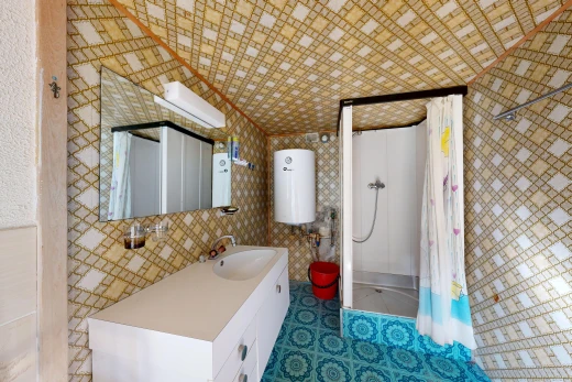salle de bains avec douche, salle de bain complète, miroir, évier, et inside property