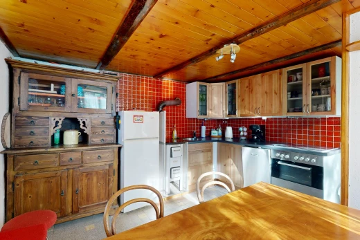 cuisine avec glass insert cabinets, armoires avec insert en verre, réfrigérateur, light floor, et four