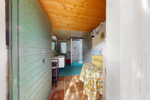 espace intérieur avec plafond en bois, wood ceiling, chauffe-eau, inside property, et mur en papier peint