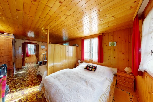 chambre avec dated wood wall, mur en bois, wood wall, lumière naturelle, et plafond en bois