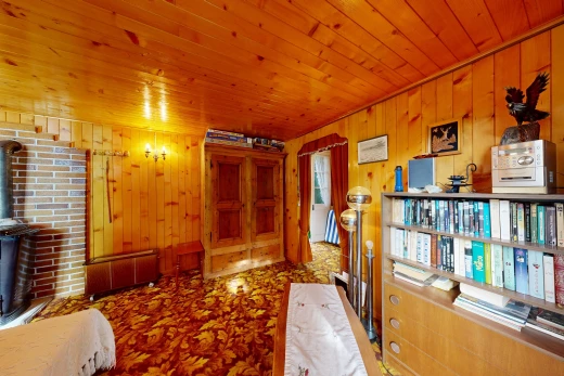 salon avec dated wood wall, wood wall, mur en bois, wood ceiling, et plafond en bois
