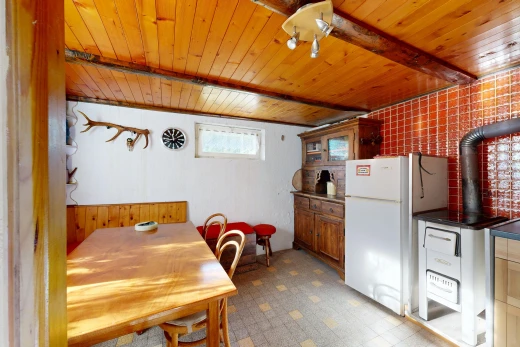 cuisine avec vinyl floor, sol en vinyle, éclairage sur rail, vinyl tile, et réfrigérateur