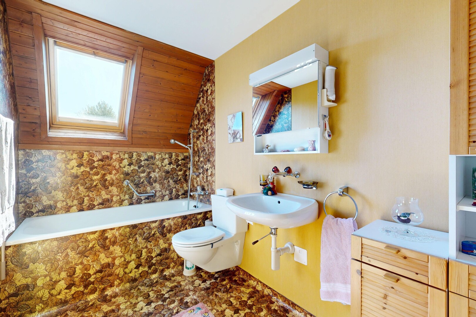 bad mit spiegel, komplettes badezimmer, toilette, kombiniertes bad / dusche, und inside property