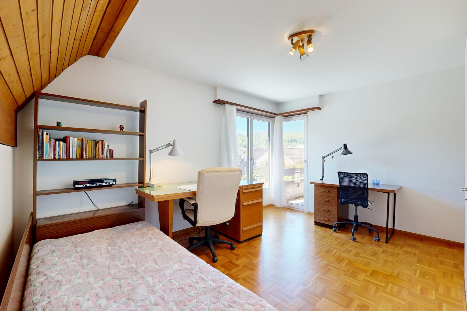 zimmer / schlafzimmer mit bürobereich, day time, wood finish floor, holzfußboden, und natural light