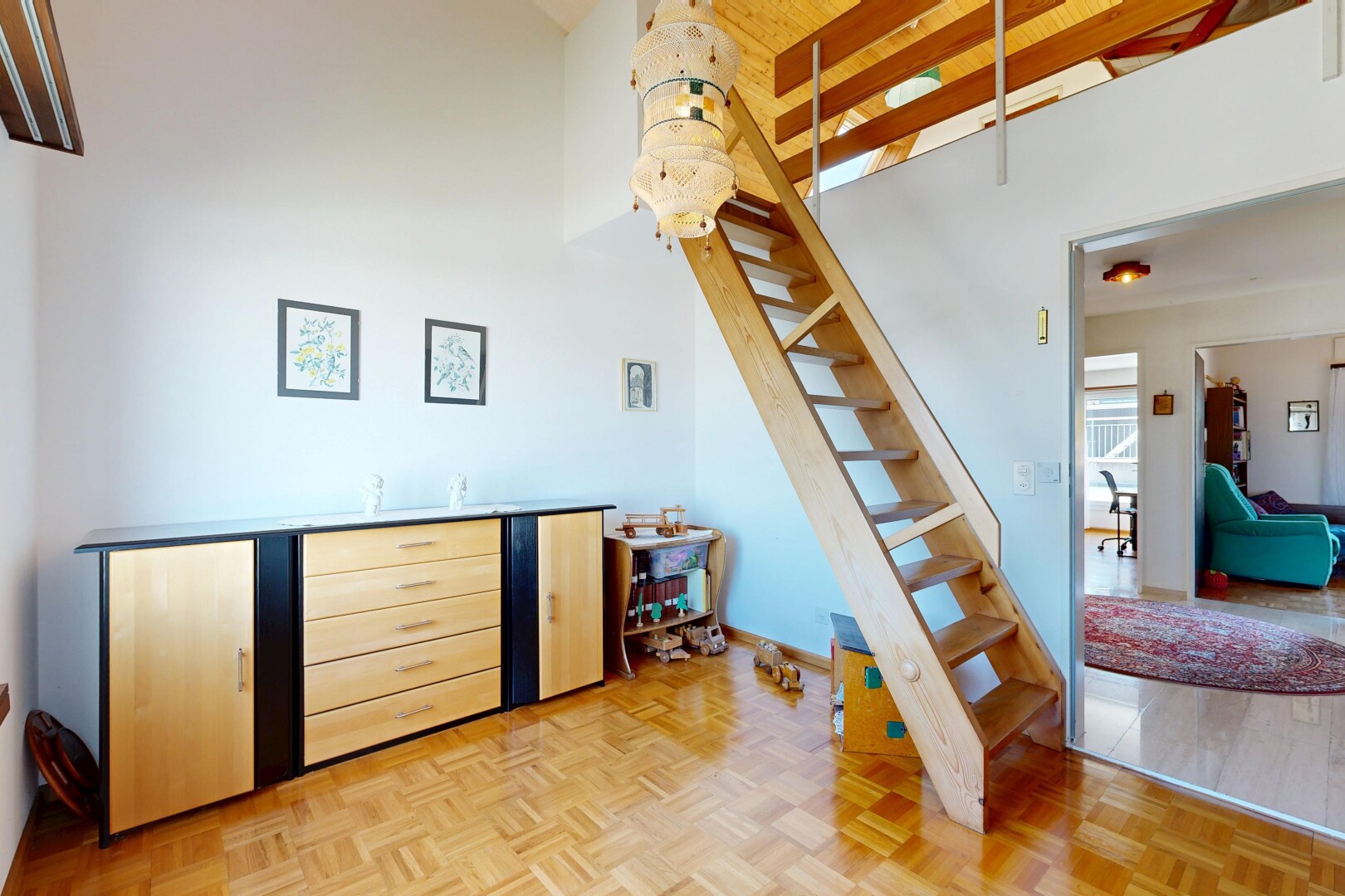 treppe mit treppen, wood finish floor, holzfußboden, inside property, und drywall
