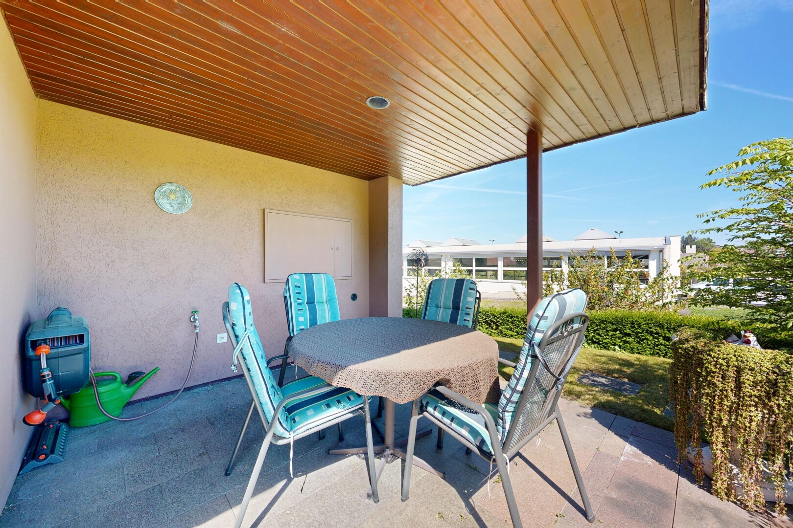 terrasse mit essbereich im freien, terrasse, from property, und day time