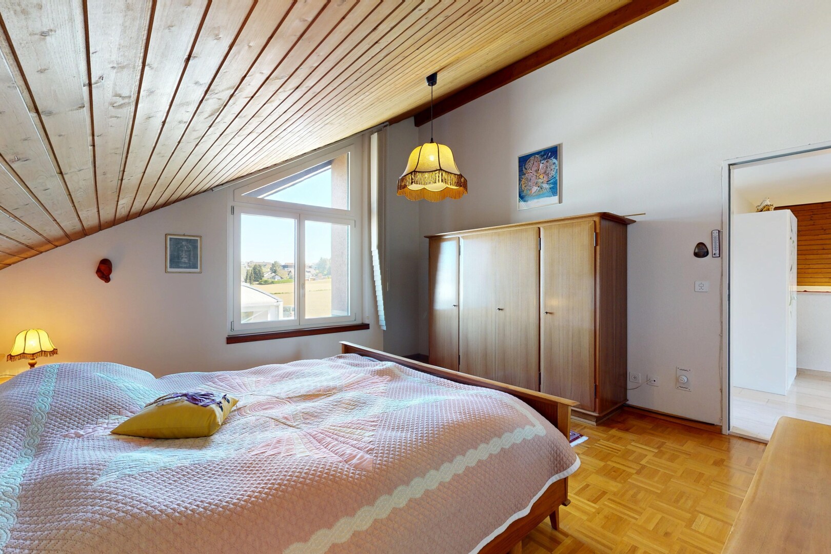zimmer / schlafzimmer mit holzdecke, wood ceiling, dachschräge, vaulted ceiling, und natürliches licht