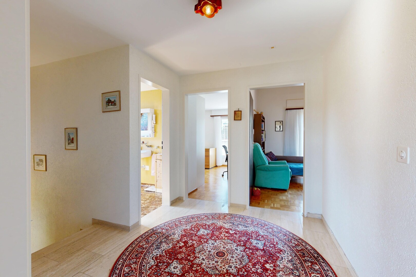 halle / korridor mit inside property und light floor