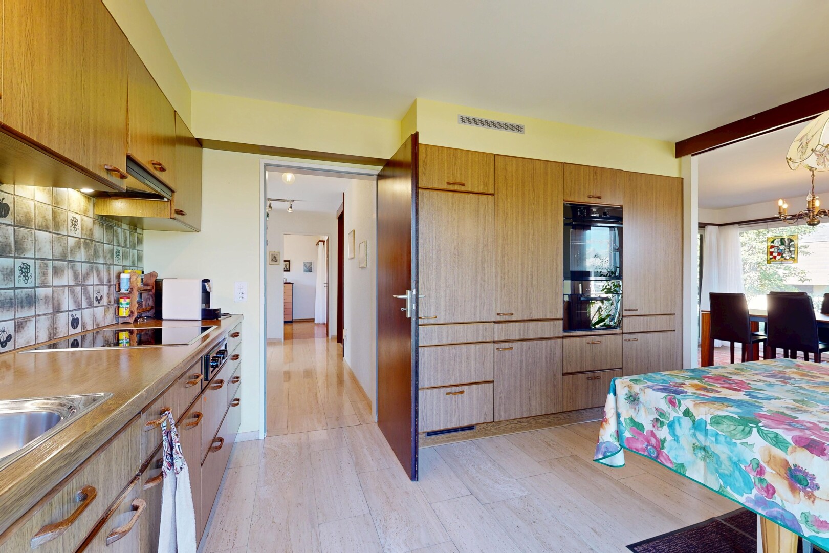 küche mit light floor, inside property, holzfußboden, wood finish floor, und natürliches licht