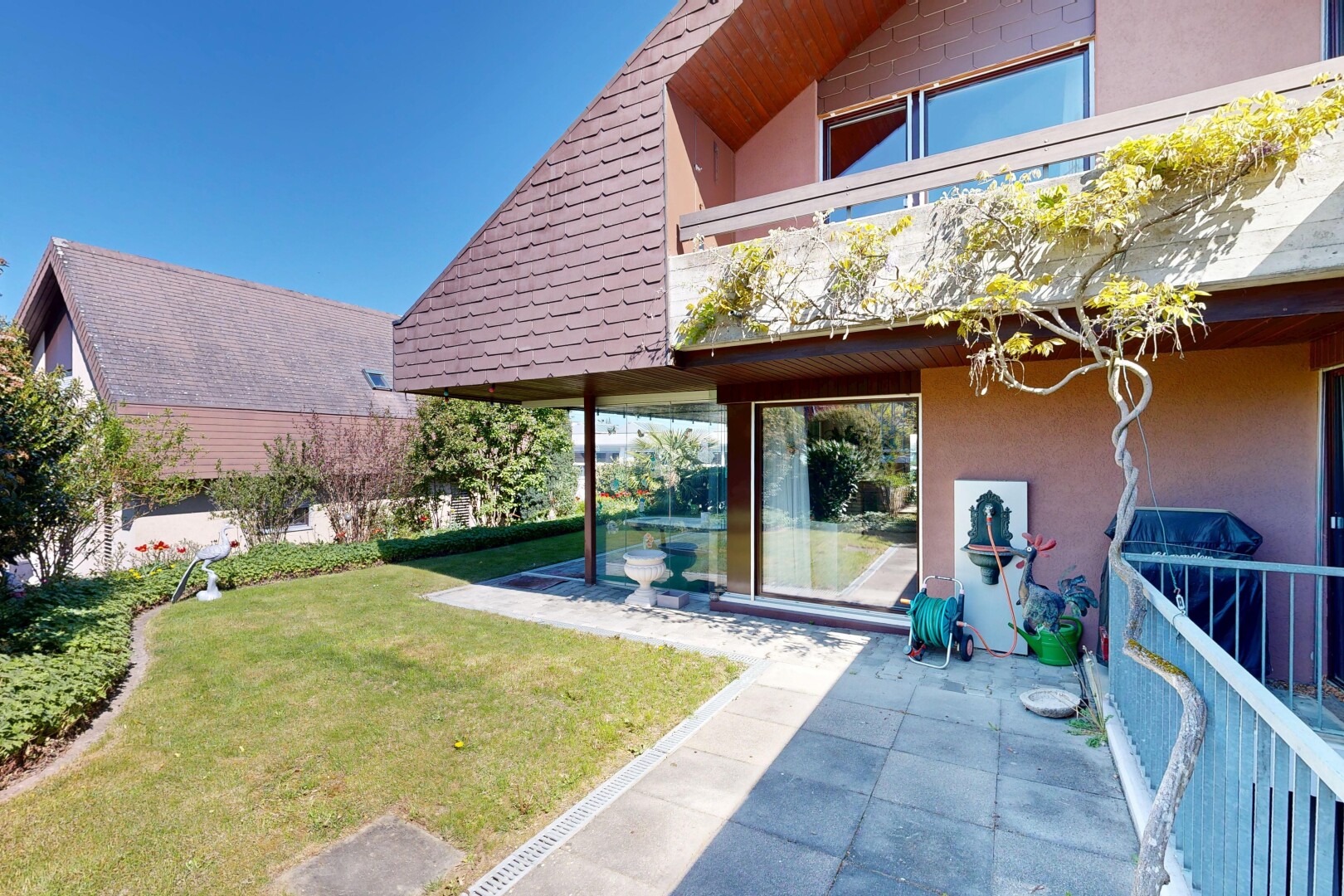 terrasse mit rasen, terrasse, day time, balkon, und property visible