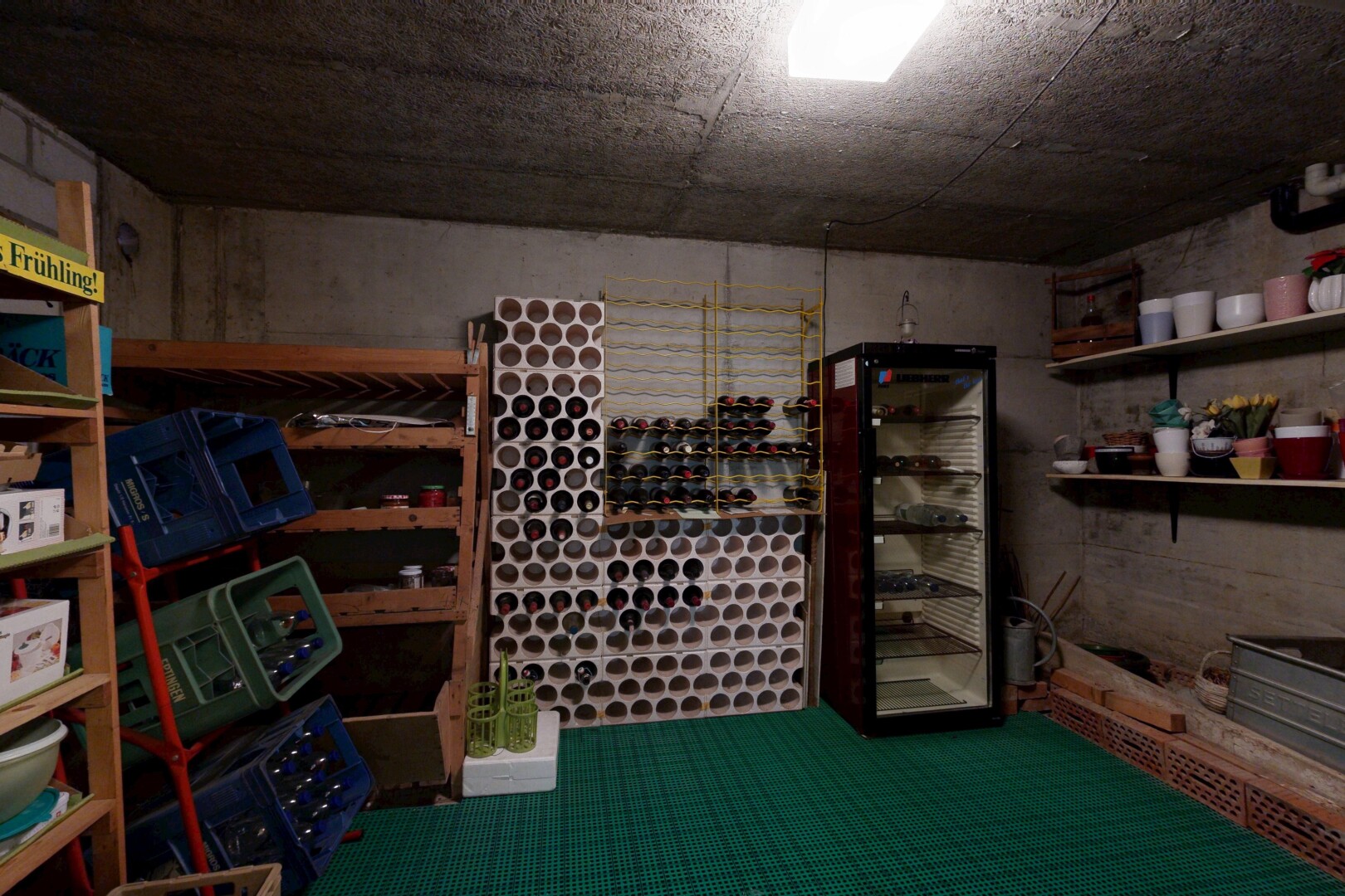 keller mit betonmauer, concrete wall, betondecke, und concrete ceiling