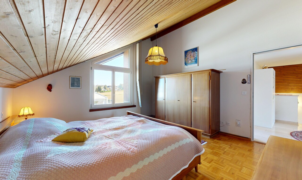 zimmer / schlafzimmer mit holzdecke, wood ceiling, dachschräge, vaulted ceiling, und natürliches licht