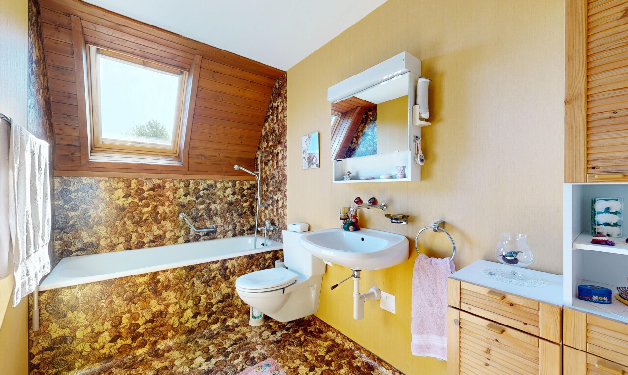 bad mit spiegel, komplettes badezimmer, toilette, kombiniertes bad / dusche, und inside property