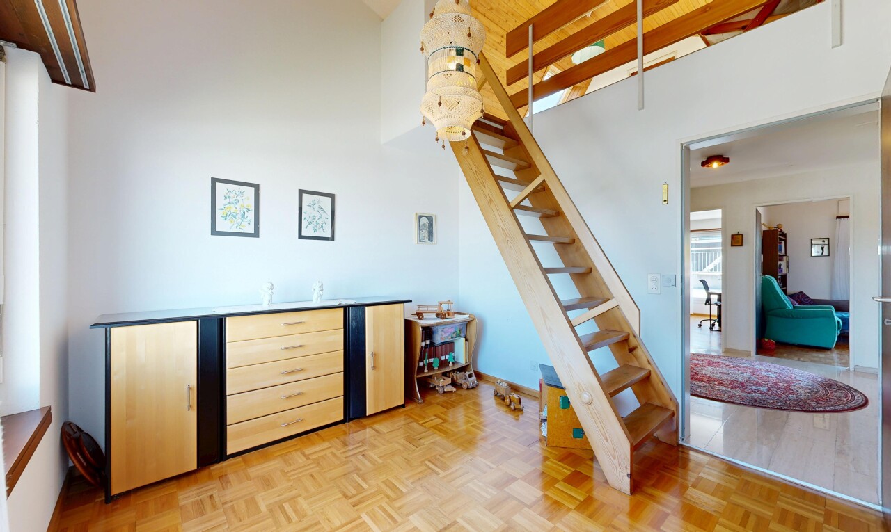 treppe mit treppen, wood finish floor, holzfußboden, inside property, und drywall