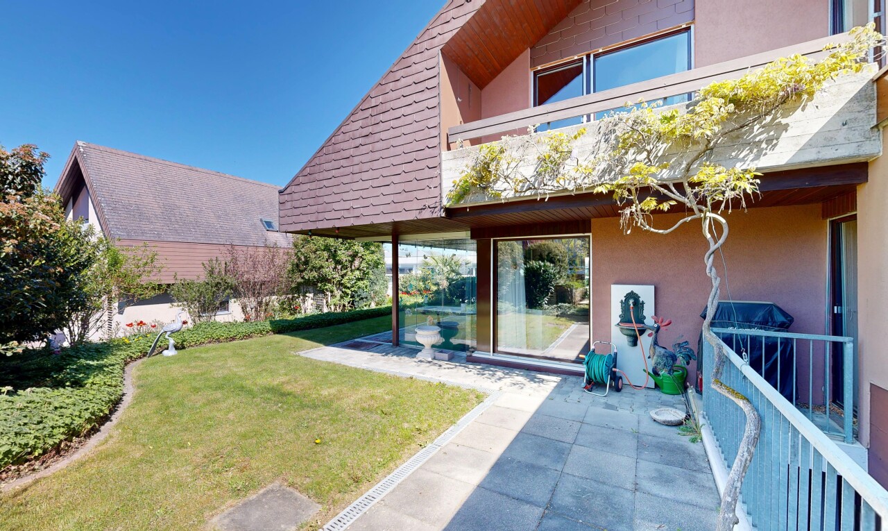 terrasse mit rasen, terrasse, day time, balkon, und property visible
