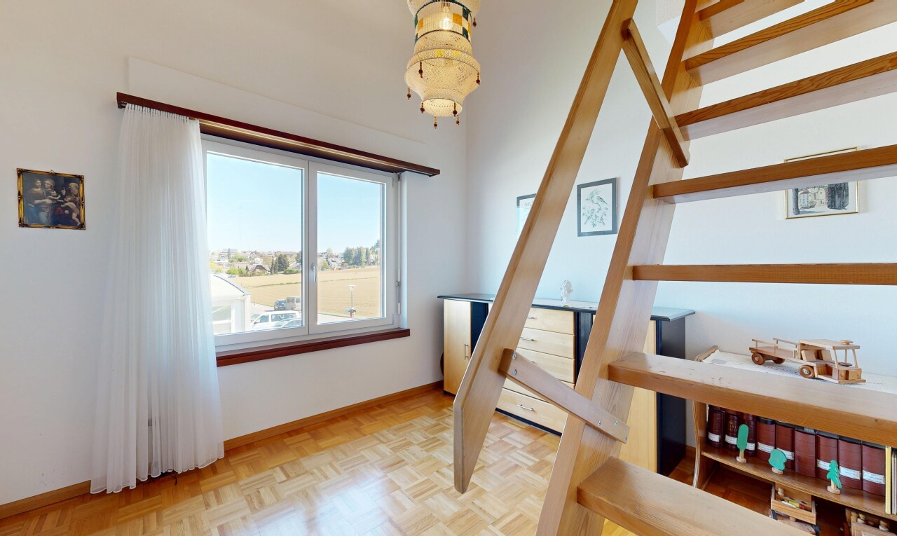 treppe mit day time, gipskartonwand, drywall, inside property, und parquet floor