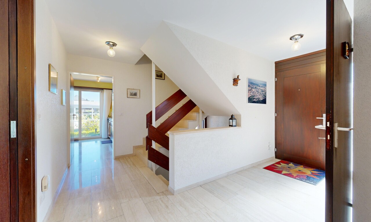 halle / korridor mit inside property, gipskartonwand, drywall, natürliches licht, und natural light