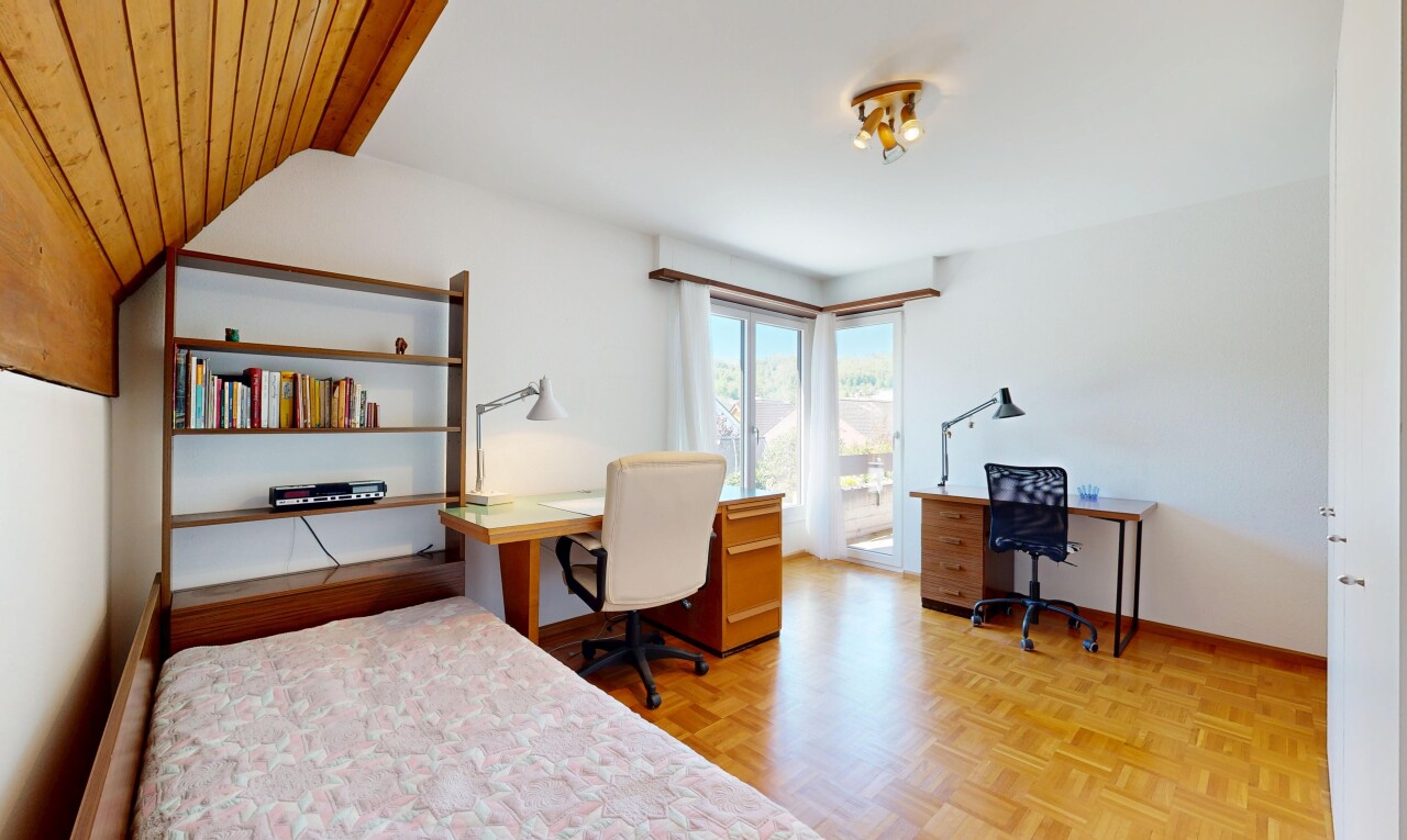 zimmer / schlafzimmer mit bürobereich, day time, wood finish floor, holzfußboden, und natural light