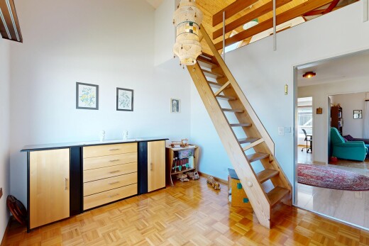 treppe mit treppen, wood finish floor, holzfußboden, inside property, und drywall