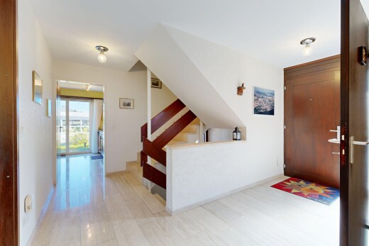 halle / korridor mit inside property, gipskartonwand, drywall, natürliches licht, und natural light