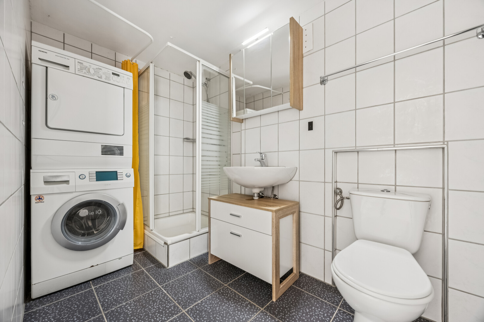 bad mit dusche, tile wall, fliesenwand, komplettes badezimmer, und toilette