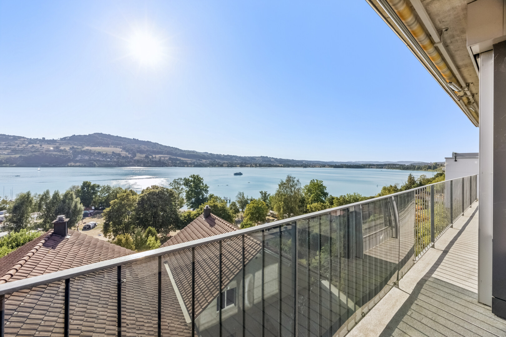 balkon mit seesicht, water view, balkon, view focus, und day time