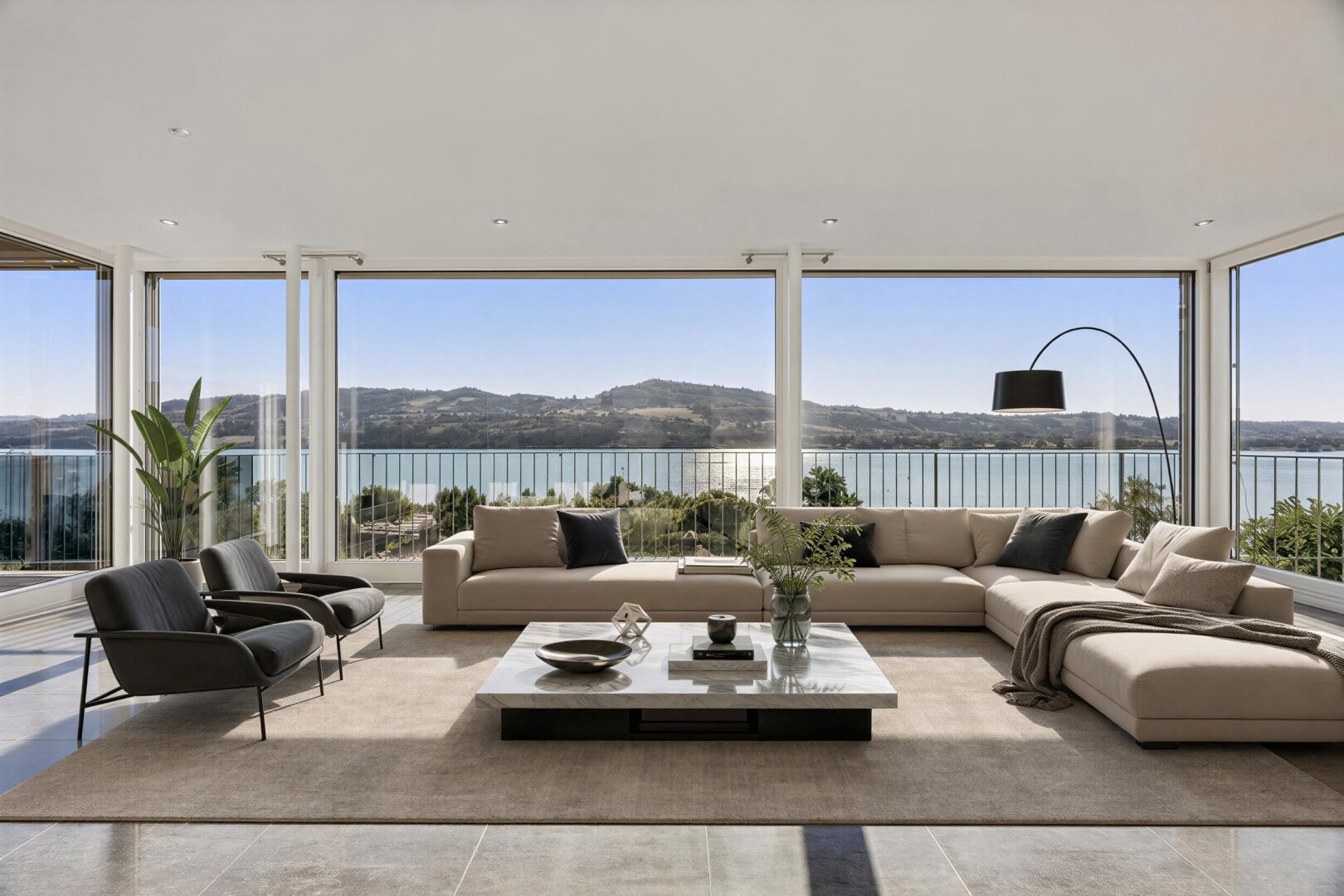 leerer raum mit floor ceiling windows, water view, seesicht, view focus, und day time