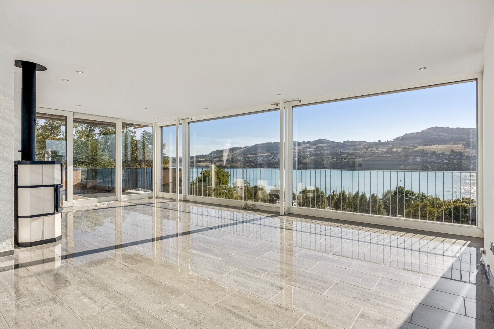 leerer raum mit floor ceiling windows, day time, view focus, seesicht, und water view