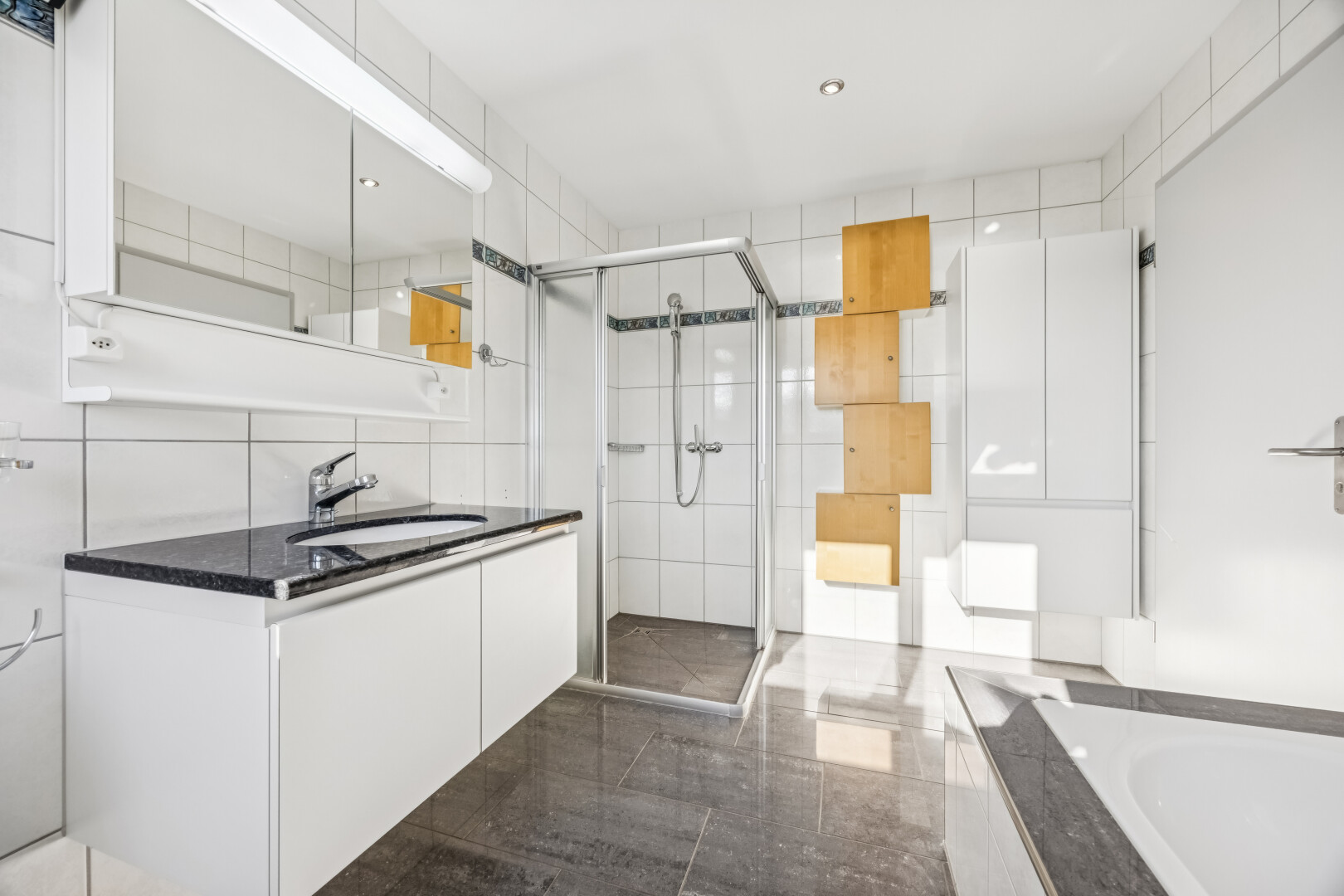 bad mit dusche, komplettes badezimmer, tile wall, fliesenwand, und schminktisch