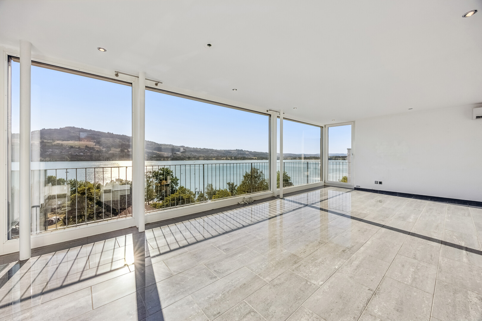leerer raum mit view focus, water view, seesicht, floor ceiling windows, und einbauleuchten