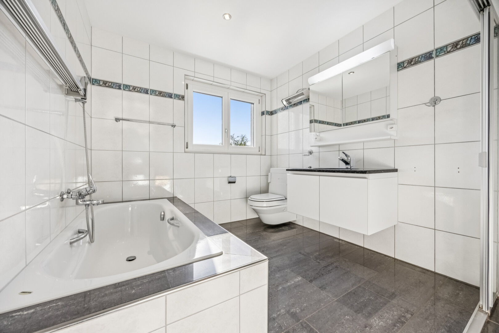 bad mit tile wall, fliesenwand, komplettes badezimmer, dark floor, und bad