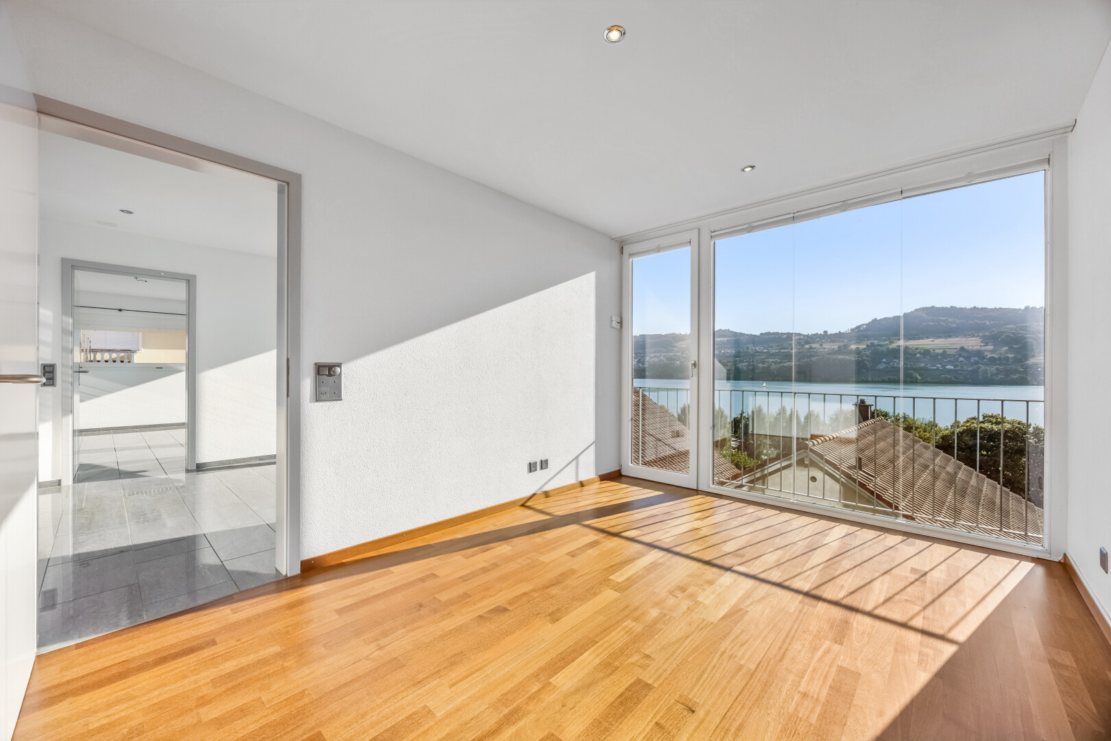 leerer raum mit holzfußboden, wood finish floor, view focus, seesicht, und water view