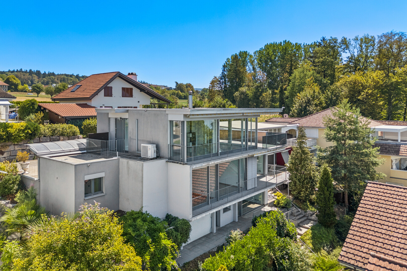 außenansicht mit balkon, drone view, property visible, day time, und stuckverkleidung